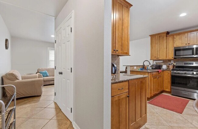 Building Photo - 3 Bedroom 2 Bath Beautiful home