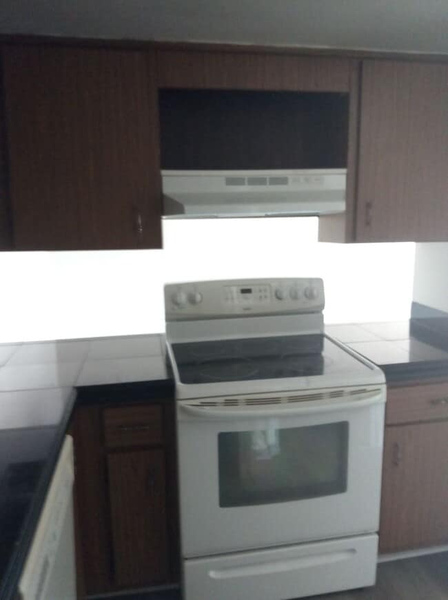 Building Photo - Gated Community First Floor 1/1.5 Apartmen...