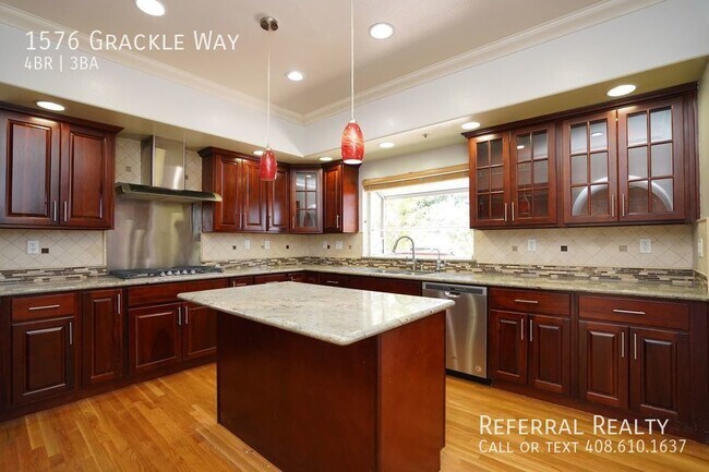 Foto del edificio - Gorgeous Executive Home with Central AC in...