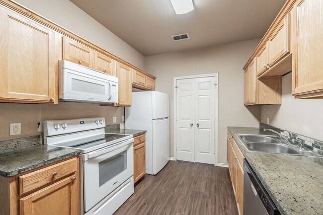 Building Photo - Excellent 3 bedroom 2 bath duplex in Weath...