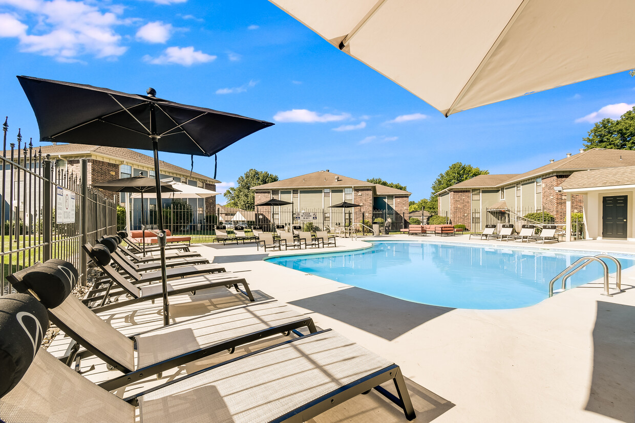 Salón junto a la piscina - The Arbor Apartments and Townhomes