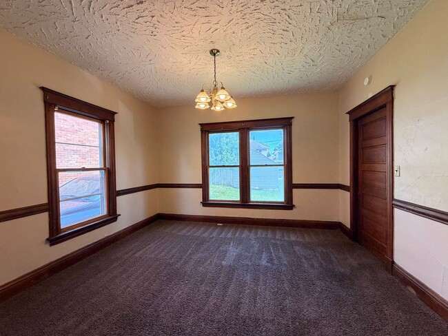 Building Photo - 3 Bedroom House - $850