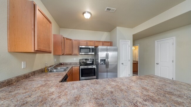 Building Photo - Two story townhome in Soaring Eagles
