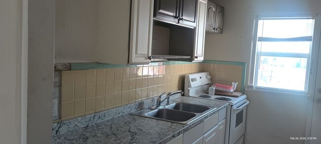 Building Photo - Beachside bungalow  2 bedrooms