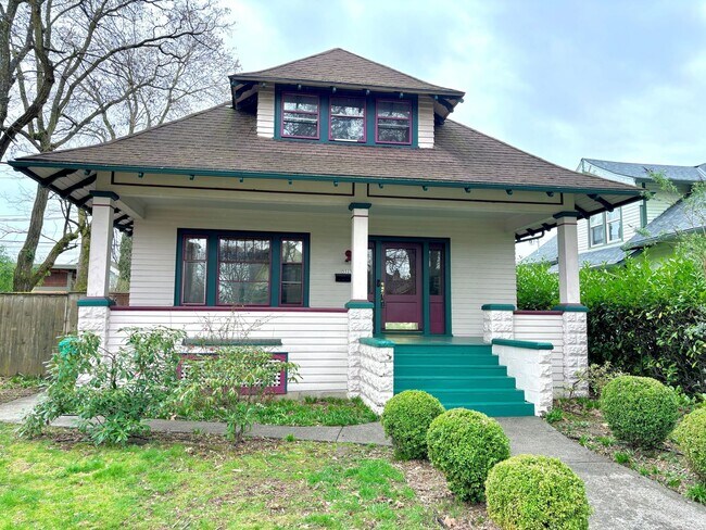 Foto del edificio - Historic and Spacious Humboldt Neighborhood Home w/ Covered Front/Back Patio and Huge Basement