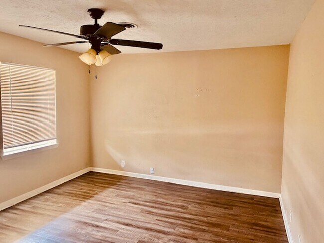 Foto del edificio - BEAUTIFUL 4 BEDROOM 2.5 BATH HOME IN LA MA...