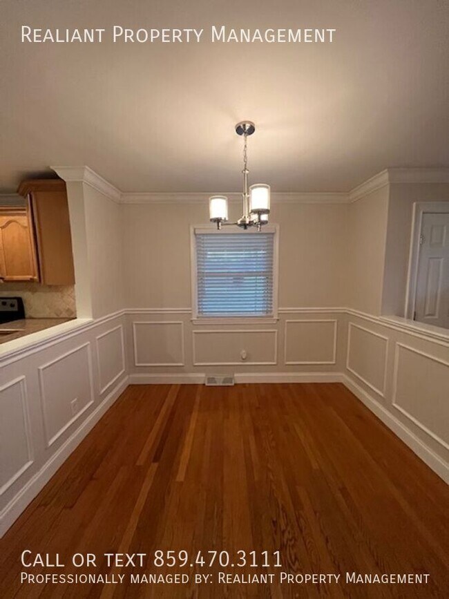 Building Photo - 1033 Della Dr