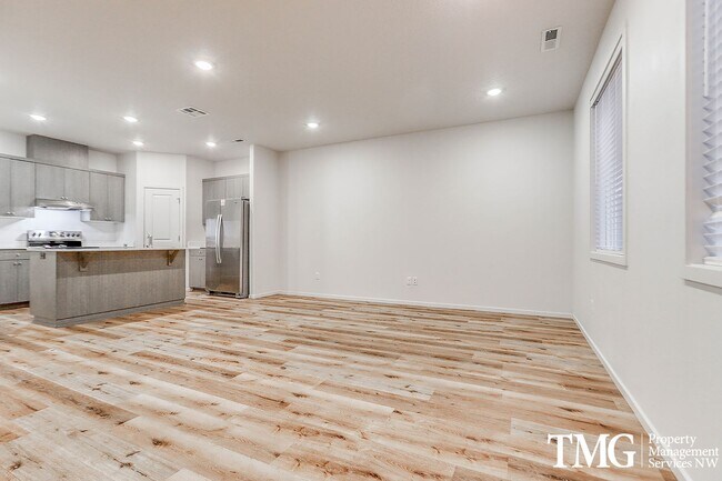 Building Photo - Pre Leasing 3BD/2.5BA Townhome Near Walkin...