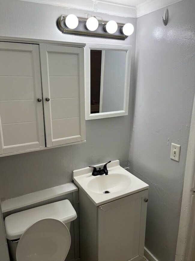 Building Photo - One Bedroom Westside Saint Paul Apartment