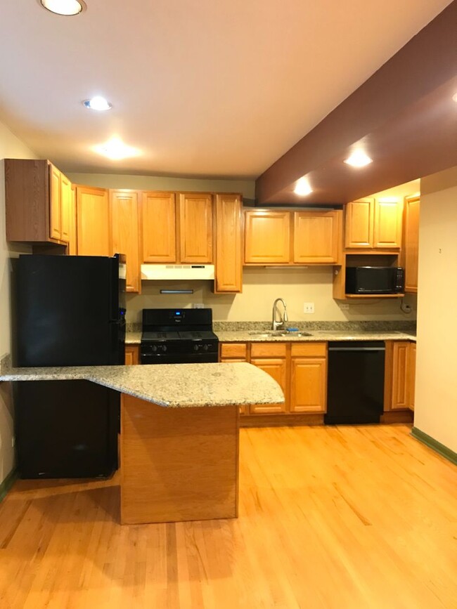 Building Photo - Oversize Top Floor 3 Bed, 2 Bath Residence...