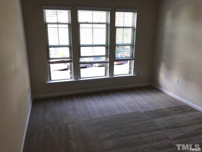 Building Photo - 704 Denhoff Dr
