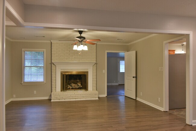 Building Photo - Don't miss this one!!!