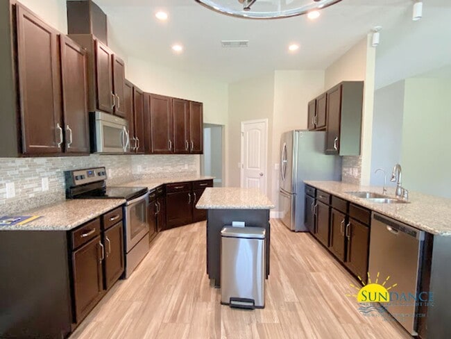 Building Photo - Beautiful Navarre Home on Large Lot!
