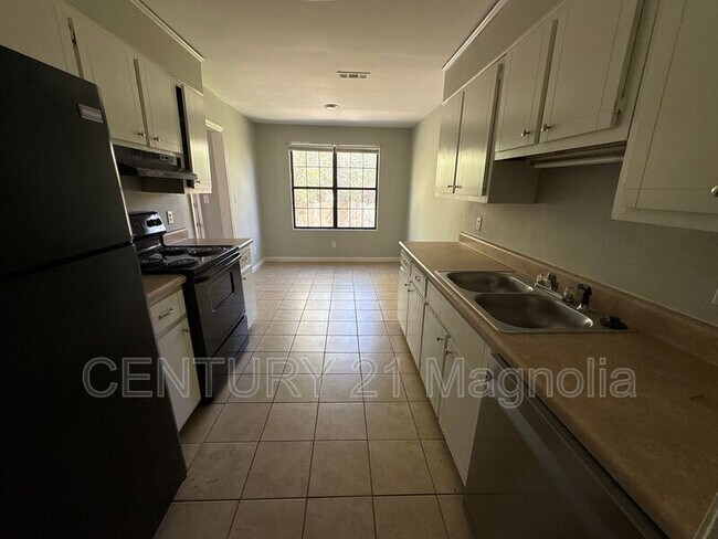 Building Photo - 2737 Royal St