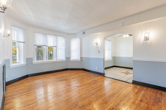 Foto del edificio - 2453 W 56th St