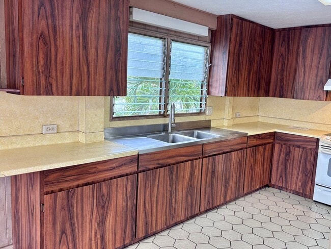 Available now | 3 Bedroom, 1.5 bath duplex with 2 tanden parking nested in Kaimuki - Available now | 3 Bedroom, 1.5 bath duplex with 2 tanden parking nested in Kaimuki House