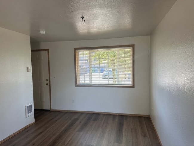 Building Photo - Freshly updated 3 bedroom 2 bathroom duple...