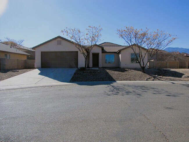 Building Photo - 3BR/2BA/2CG, 1096 sq.ft. home in Silverado subdivision centrally located in Sierra Vista, AZ