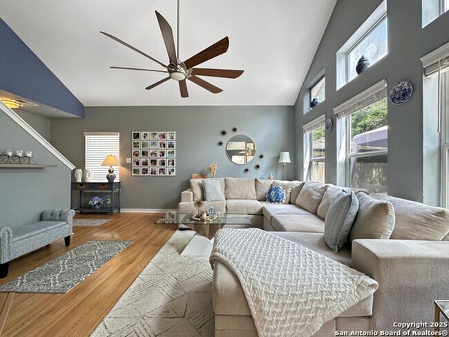 Foto del edificio - A beautifully remodeled 3-bedroom 2.5-bath...