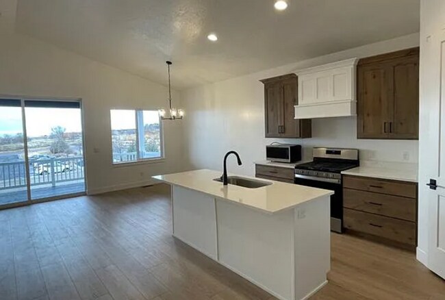 Foto del edificio - Coming soon! 5 Bedroom/2.5 Bathroom unit i...