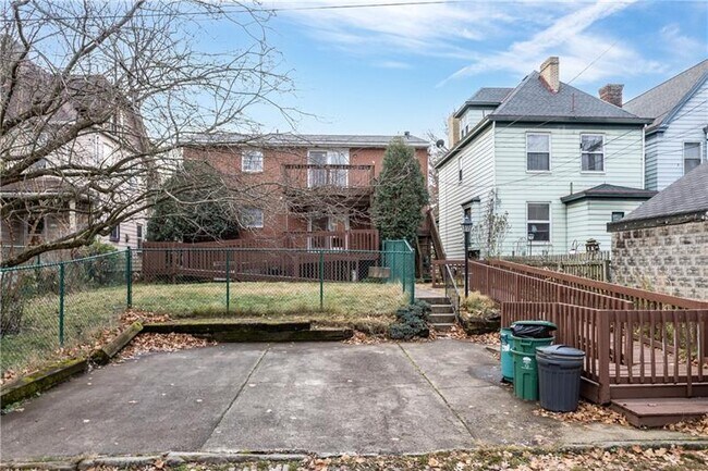 Building Photo - 115 1st St