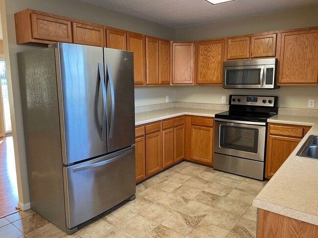 Building Photo - 3 bed 2 bath home