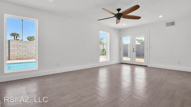 Building Photo - 3038 E Avalon Dr