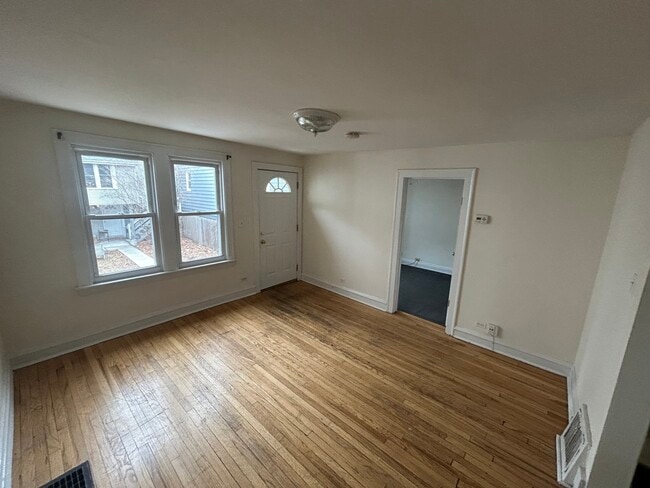 Building Photo - 4843 N Oakley Ave