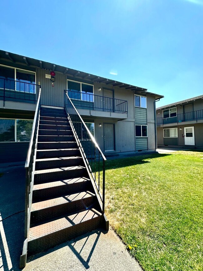 Building Photo - 1618 SW Lava Ave