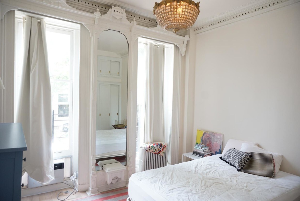 Building Photo - 135 Saint James Pl
