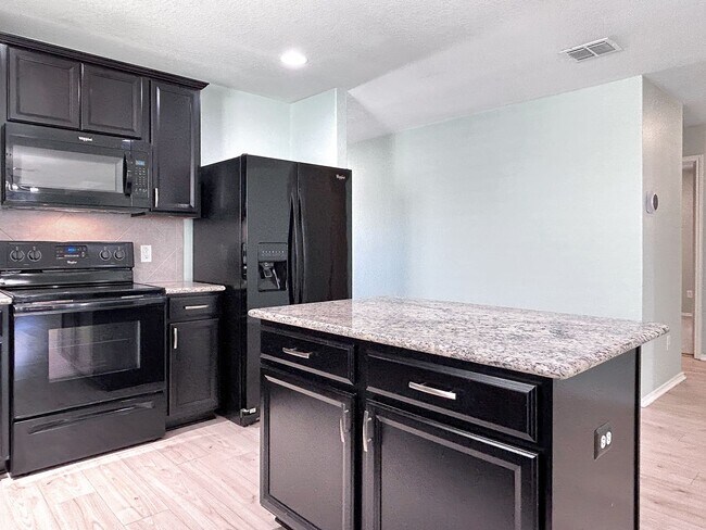 Building Photo - Far West Side 3BR Home with Study, Island Kitchen & Covered Patio