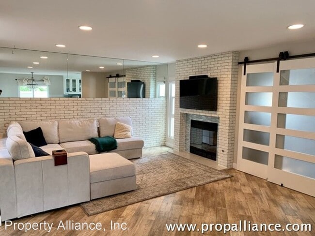 Building Photo - 2092 Sea Village Cir