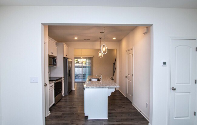 Foto del edificio - BEAUTIFUL 2 Bedroom Townhome in MIDLAND AVAILABLE JUNE 2026