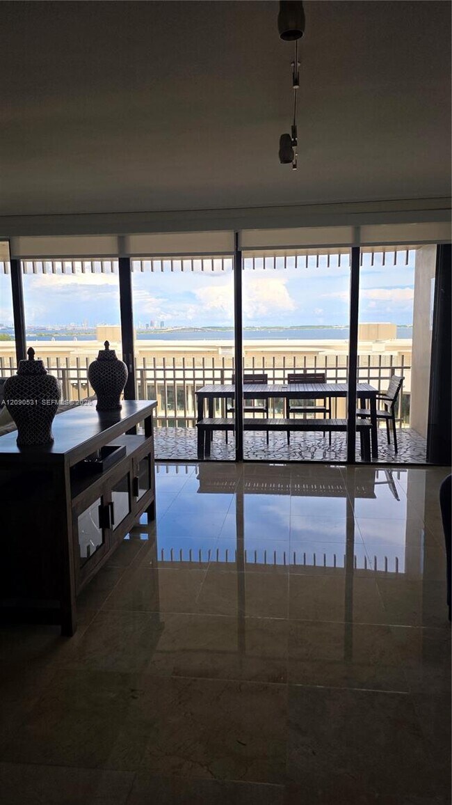 Foto del edificio - 3 Grove Isle Dr