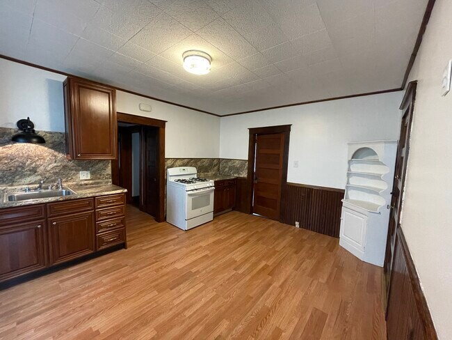 Kitchen - 108 Lyons St