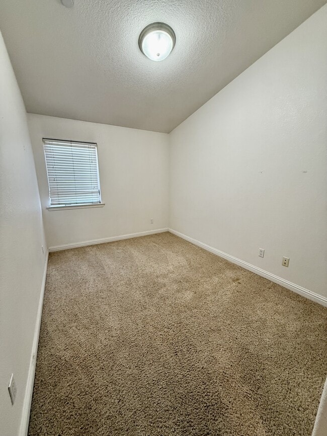 Building Photo - 557 Orchard Rd