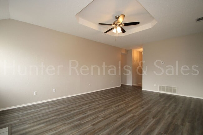 Building Photo - Close to Schools off of Chantz Drive!