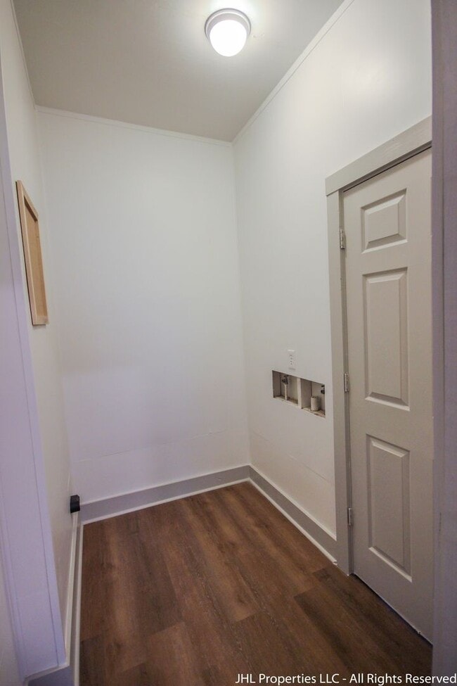Building Photo - Updated 2 Bedroom 1 Bathroom in Downtown C...