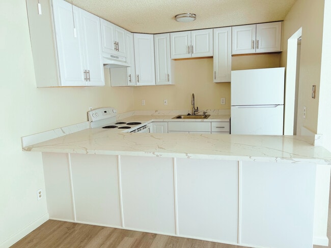 Kitchen - Garden Court Apartments