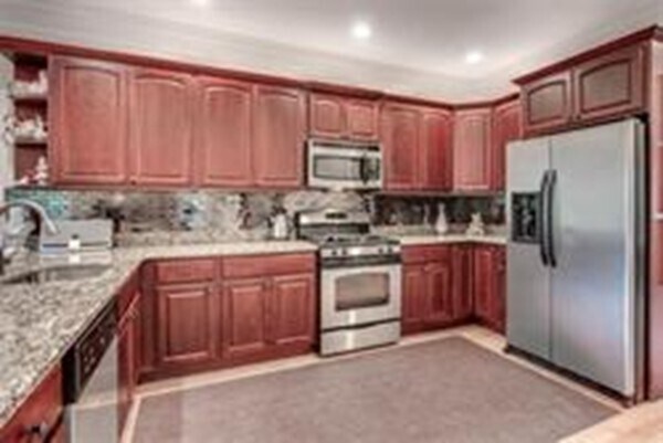 Foto del edificio - 68 Waverley Ave