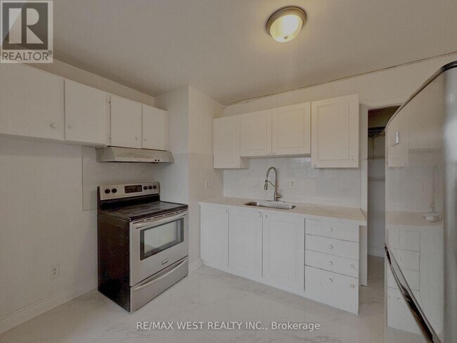 Building Photo - 1687 St Clair Ave W