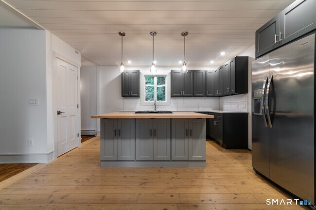 Building Photo - 62 Railroad St