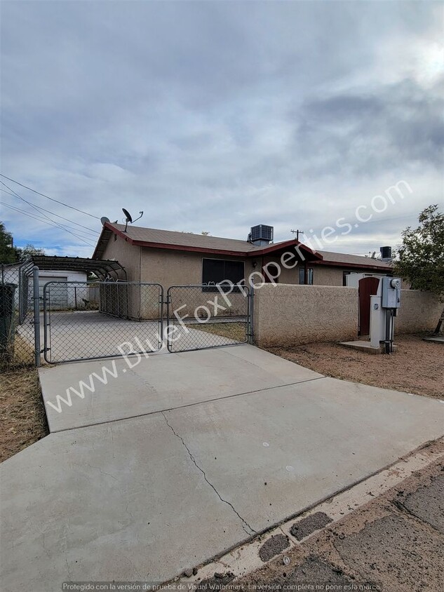 Foto principal - 2 Bedroom, 2 Bathroom Home in Central Tucson