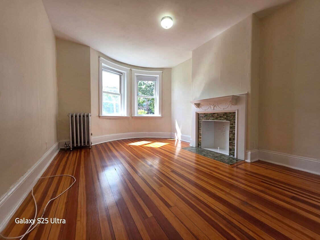 Primary Photo - No Brokers Fee. No Security Deposit, Heat,...