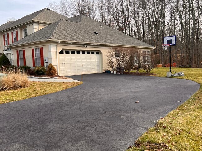 Building Photo - 5 Westwinds Dr