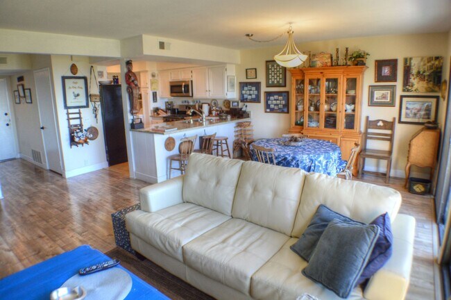 Foto del edificio - Panoramic ocean view from this 2 bedroom condo up on the hills of San Clemente