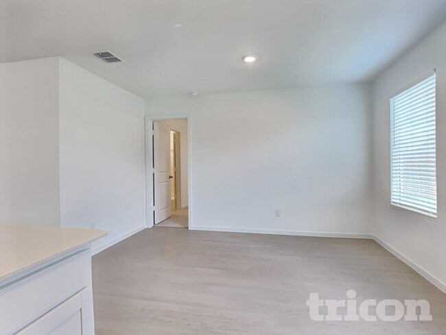 Building Photo - 1620 Parlier St