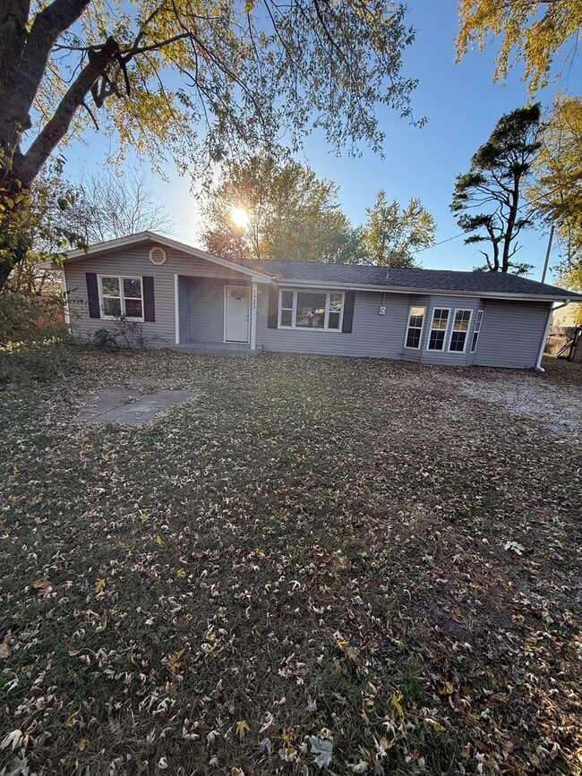 Building Photo - 1523 N Rainbow Dr