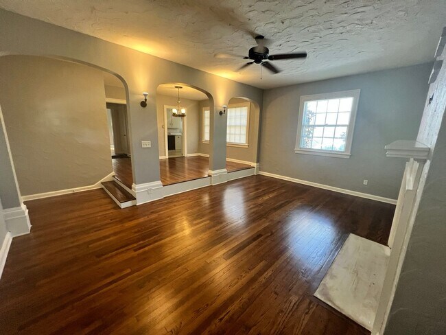 Building Photo - Jordan/Johnson Area!