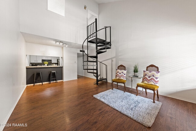 Building Photo - 300 Lozes Ave